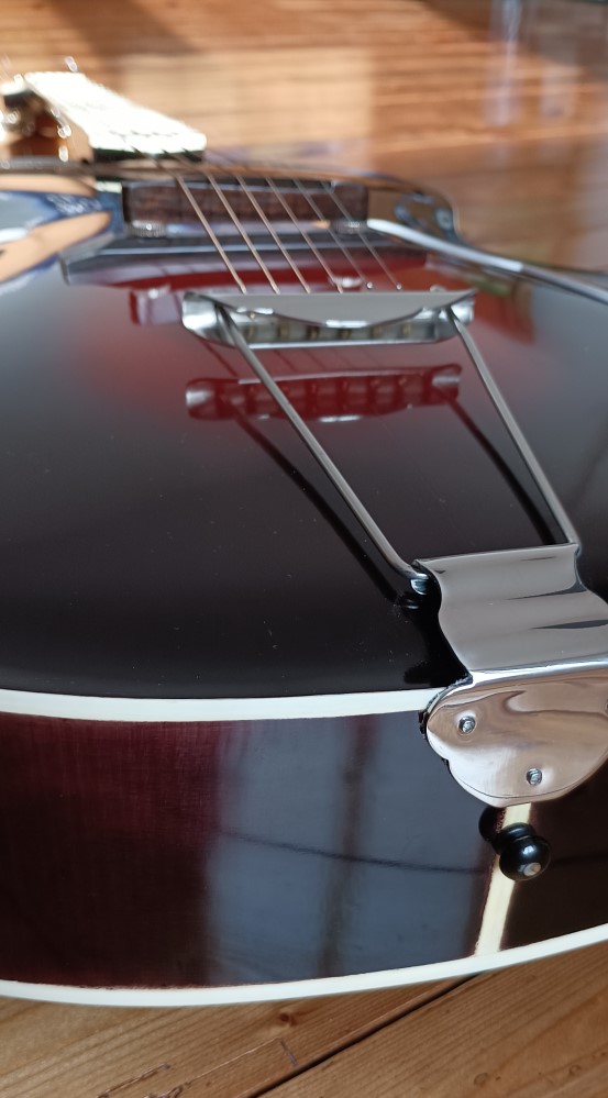 photos_deco_site_D_Simon_Guitares_Archtop_Vintage_Sunburst_Artisan_Luthier_Crach_Bretagne_Morbihan_France_picking_Blues_Guitare_Archtop_17_pouces_D.Simon_Luthier_Archtop_guitare_sculte_mains_vernis_gomme_laque_vintage_sunburst
