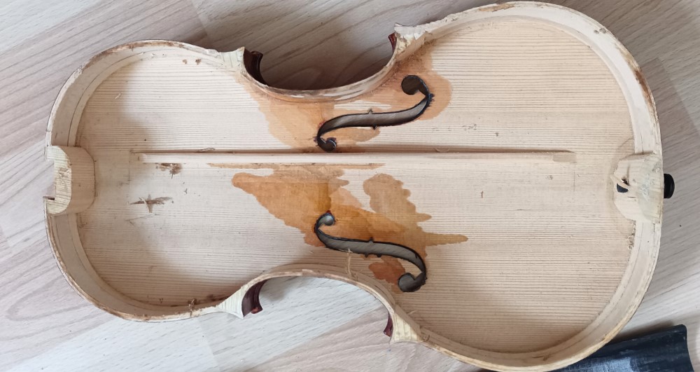Restauration_Violon_D_Simon_Lutherie_Guitare_Archtop_17_pouces_D.Simon_Luthier_Archtop_guitare_sculte_mains_vernis_gomme_laque