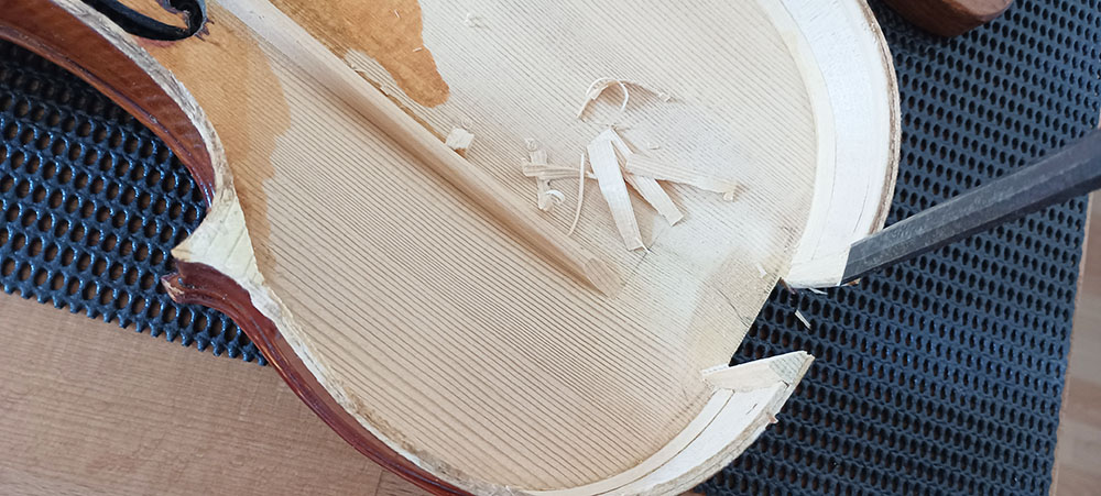 Restauration_Violon_D_Simon_Lutherie_Archtop_17_pouces_D.Simon_Luthier_Archtop_guitare_sculte_mains_vernis_gomme_laque 	Fabrication_en_cours_Guitare_Archtop_17_pouces_D.Simon_Luthier_Archtop_guitare_sculte_mains_vernis_gomme_laque