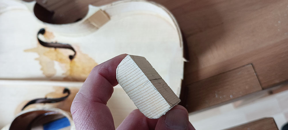 Restauration_Violon_D_Simon_Lutherie_Archtop_17_pouces_D.Simon_Luthier_Archtop_guitare_sculte_mains_vernis_gomme_laque 	Fabrication_en_cours_Guitare_Archtop_17_pouces_D.Simon_Luthier_Archtop_guitare_sculte_mains_vernis_gomme_laque