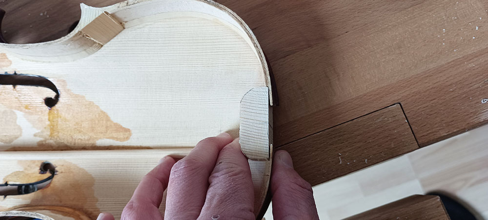 Restauration_Violon_D_Simon_Lutherie_Archtop_17_pouces_D.Simon_Luthier_Archtop_guitare_sculte_mains_vernis_gomme_laque 	Fabrication_en_cours_Guitare_Archtop_17_pouces_D.Simon_Luthier_Archtop_guitare_sculte_mains_vernis_gomme_laque