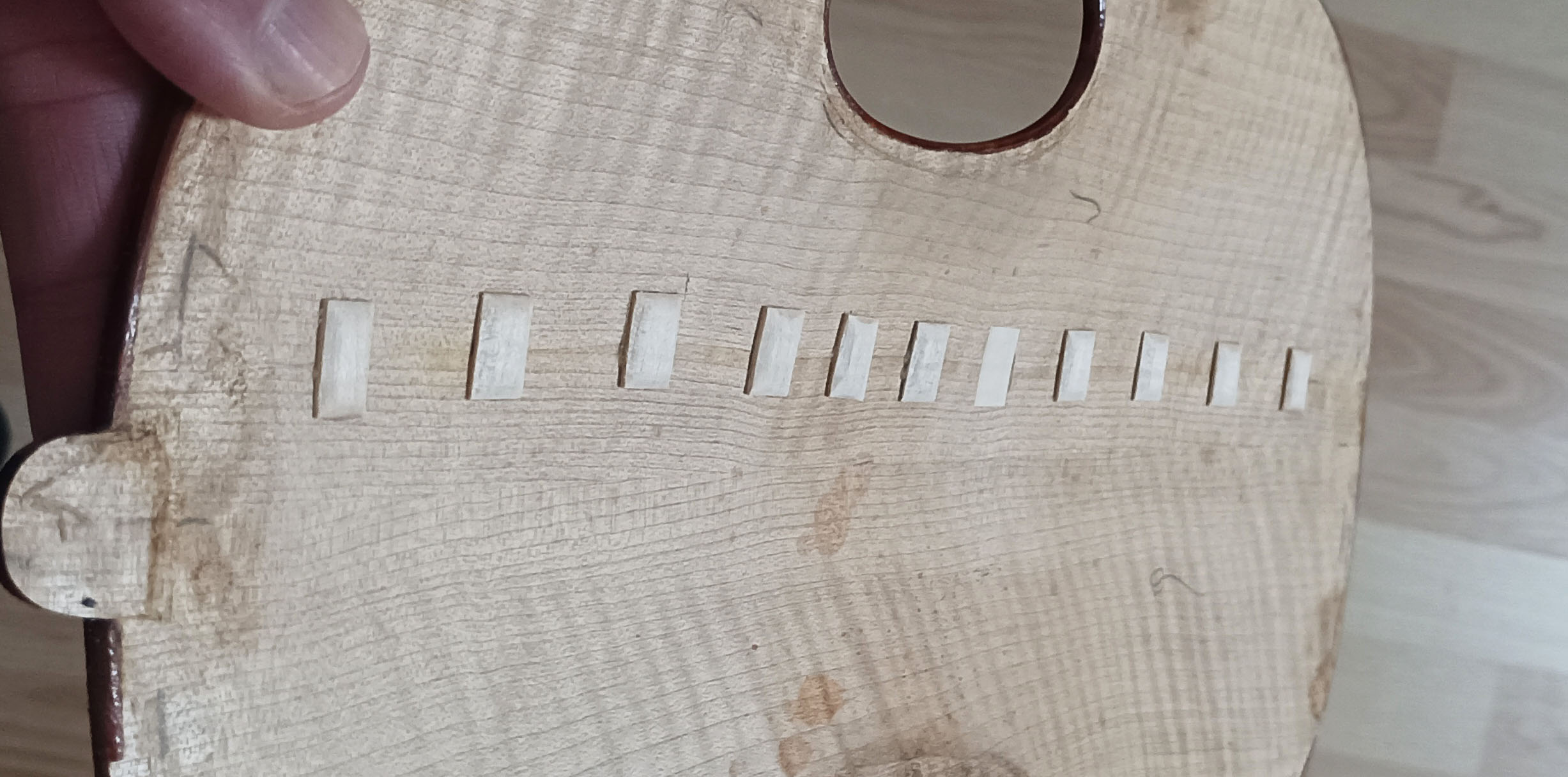 Restauration_Violon_D_Simon_Lutherie_Archtop_17_pouces_D.Simon_Luthier_Archtop_guitare_sculte_mains_vernis_gomme_laque 	Fabrication_en_cours_Guitare_Archtop_17_pouces_D.Simon_Luthier_Archtop_guitare_sculte_mains_vernis_gomme_laque