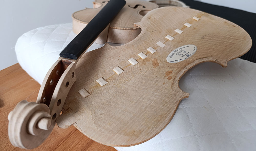 Restauration_Violon_D_Simon_Lutherie_Archtop_17_pouces_D.Simon_Luthier_Archtop_guitare_sculte_mains_vernis_gomme_laque 	Fabrication_en_cours_Guitare_Archtop_17_pouces_D.Simon_Luthier_Archtop_guitare_sculte_mains_vernis_gomme_laque
