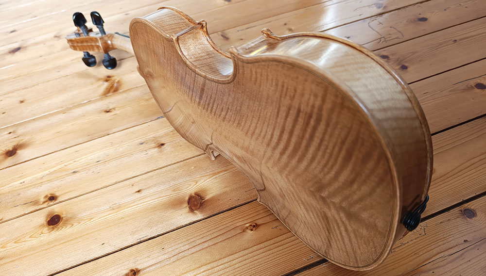 Restauration_Violon_D_Simon_Lutherie_Archtop_17_pouces_D.Simon_Luthier_Archtop_guitare_sculte_mains_vernis_gomme_laque 	Fabrication_en_cours_Guitare_Archtop_17_pouces_D.Simon_Luthier_Archtop_guitare_sculte_mains_vernis_gomme_laque