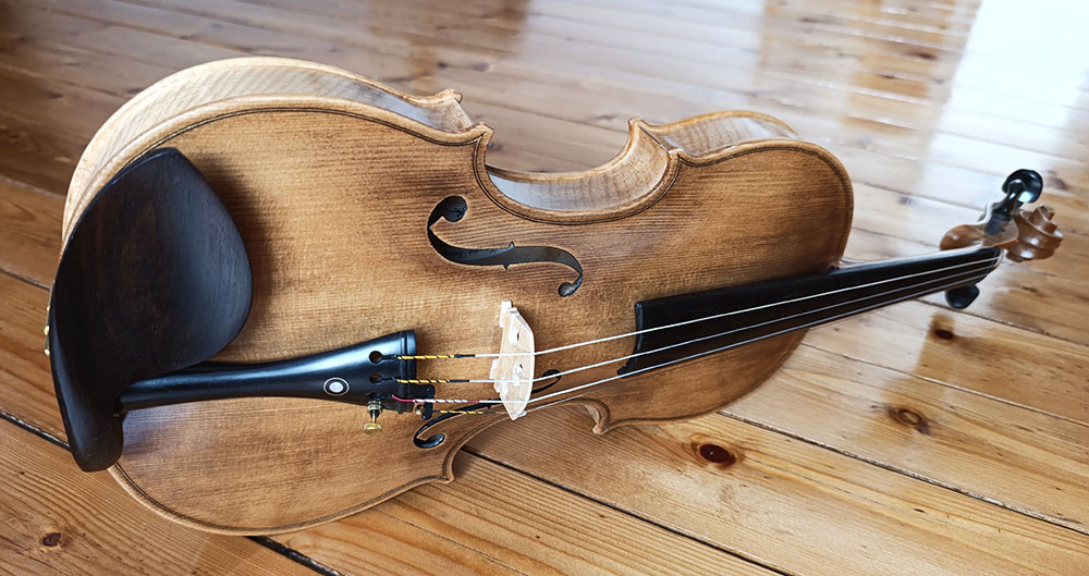 Restauration_Violon_D_Simon_Lutherie_Archtop_17_pouces_D.Simon_Luthier_Archtop_guitare_sculte_mains_vernis_gomme_laque 	Fabrication_en_cours_Guitare_Archtop_17_pouces_D.Simon_Luthier_Archtop_guitare_sculte_mains_vernis_gomme_laque