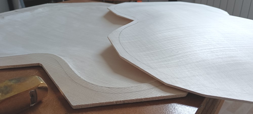 Fabrication_en_cours_Guitare_Archtop_17_pouces_D.Simon_Luthier_Archtop_guitare_sculte_mains_vernis_gomme_laque