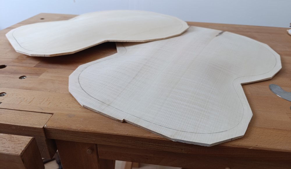 Fabrication_en_cours_Guitare_jazz_Archtop_17_pouces_D.Simon_Luthier_Archtop_guitare_scultée_mains_vernis_gomme_laque Fabrication_en_cours_Guitare_jazz_Archtop_17_pouces_D.Simon_Luthier_Archtop_guitare_scultée_mains_vernis_gomme_laque