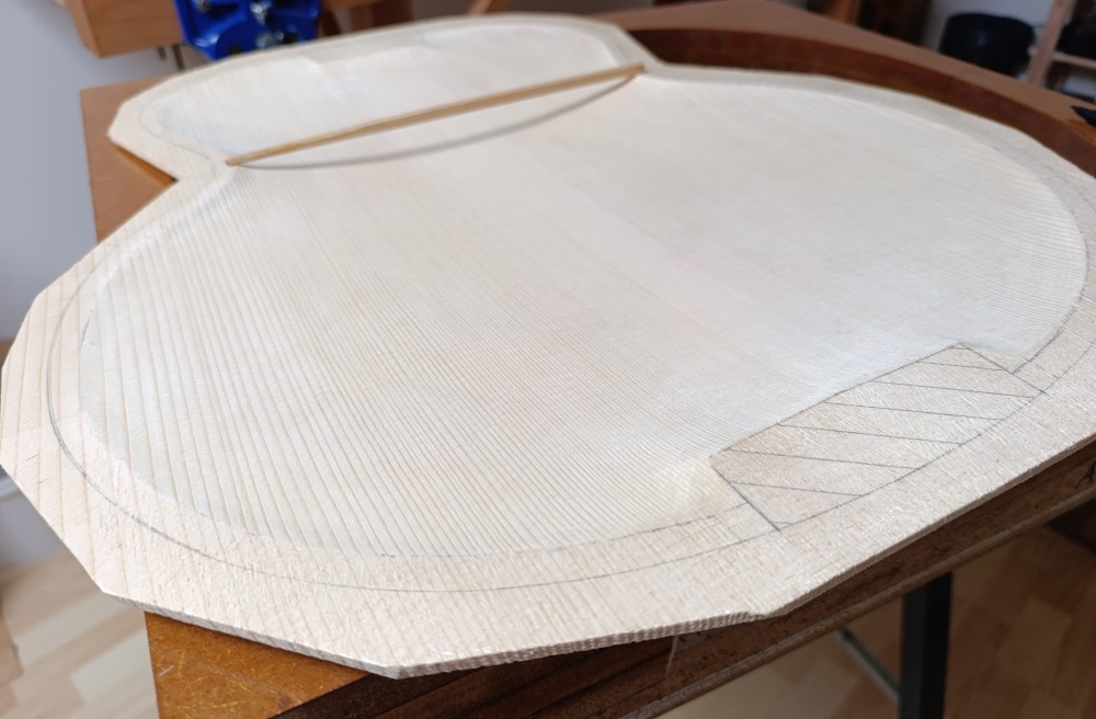 Fabrication_en_cours_Guitare_Archtop_jazz_17_pouces_D.Simon_Luthier_Archtop_guitare_scult�e_mains_vernis_gomme_laque 	Fabrication_en_cours_Guitare_Archtop_17_pouces_D.Simon_Luthier_Archtop_guitare_scult�e_mains_vernis_gomme_laque