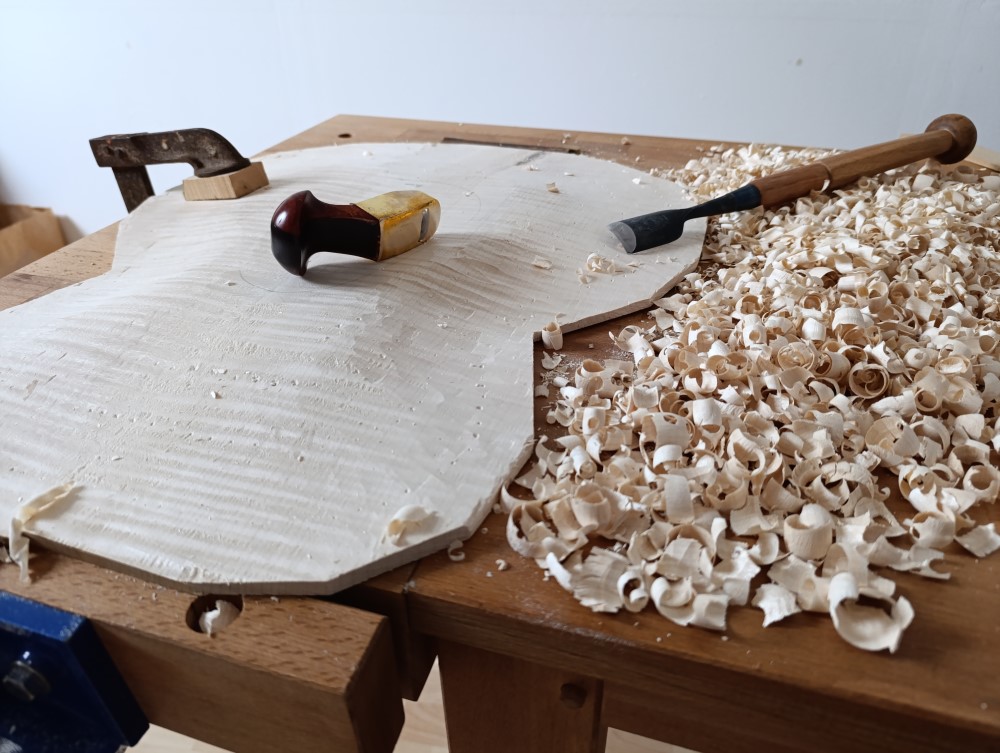 Fabrication_en_cours_Guitare_jazz_Archtop_17_pouces_D.Simon_Luthier_Archtop_guitare_scultée_mains_vernis_gomme_laque Fabrication_en_cours_Guitare_jazz_Archtop_17_pouces_D.Simon_Luthier_Archtop_guitare_scultée_mains_vernis_gomme_laque