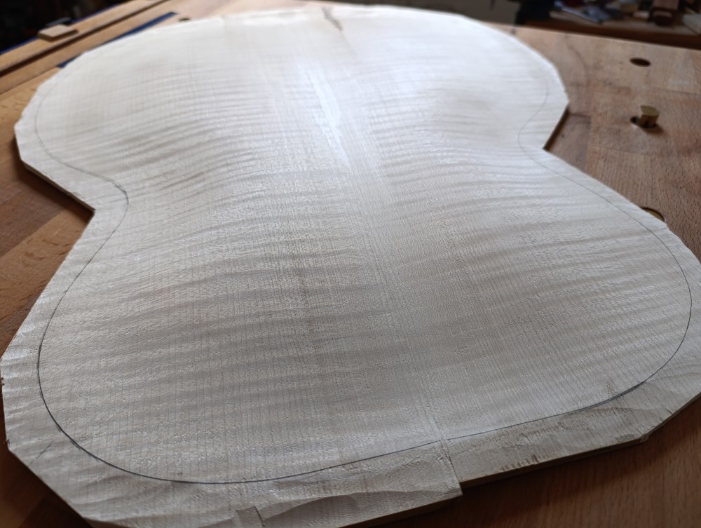 Fabrication_en_cours_Guitare_jazz_Archtop_17_pouces_D.Simon_Luthier_Archtop_guitare_scultée_mains_vernis_gomme_laque Fabrication_en_cours_Guitare_jazz_Archtop_17_pouces_D.Simon_Luthier_Archtop_guitare_scultée_mains_vernis_gomme_laque