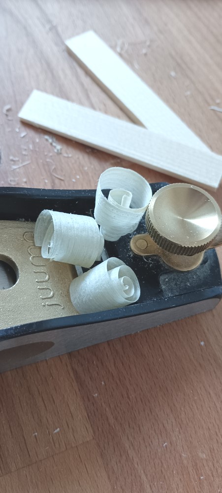 Fabrication_en_cours_Guitare_Archtop_17_pouces_D.Simon_Luthier_Archtop_guitare_sculte_mains_vernis_gomme_laque 	Fabrication_en_cours_Guitare_Archtop_17_pouces_D.Simon_Luthier_Archtop_guitare_sculte_mains_vernis_gomme_laque