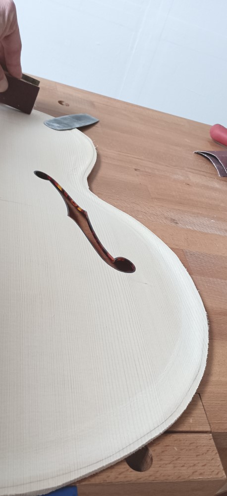 Fabrication_en_cours_Guitare_Archtop_17_pouces_D.Simon_Luthier_Archtop_guitare_sculte_mains_vernis_gomme_laque 	Fabrication_en_cours_Guitare_Archtop_17_pouces_D.Simon_Luthier_Archtop_guitare_sculte_mains_vernis_gomme_laque