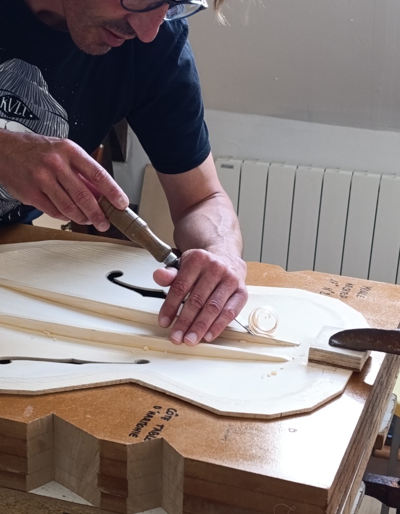 Fabrication_en_cours_Guitare_Archtop_ Guitare_jazz_17_pouces_D.Simon_Luthier_Archtop_guitare_scult�e_mains_vernis_gomme_laque Fabrication_en_cours_Guitare_Archtop_17_pouces_D.Simon_Luthier_Archtop_guitare_scult�e_mains_vernis_gomme_laque