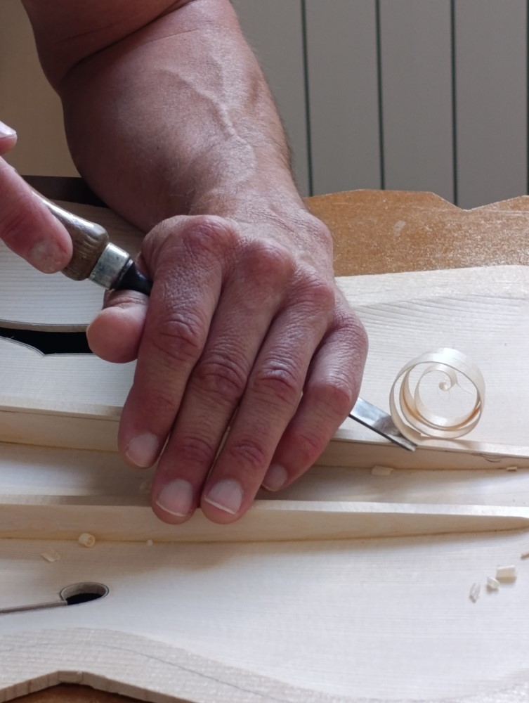 Fabrication_en_cours_Guitare_Archtop_ Guitare_jazz_17_pouces_D.Simon_Luthier_Archtop_guitare_scultée_mains_vernis_gomme_laque Fabrication_en_cours_Guitare_Archtop_17_pouces_D.Simon_Luthier_Archtop_guitare_scultée_mains_vernis_gomme_laque Fabrication_en_cours_Guitare_Archtop_ Guitare_jazz_17_pouces_D.Simon_Luthier_Archtop_guitare_scultée_mains_vernis_gomme_laque Fabrication_en_cours_Guitare_Archtop_17_pouces_D.Simon_Luthier_Archtop_guitare_scultée_mains_vernis_gomme_laque