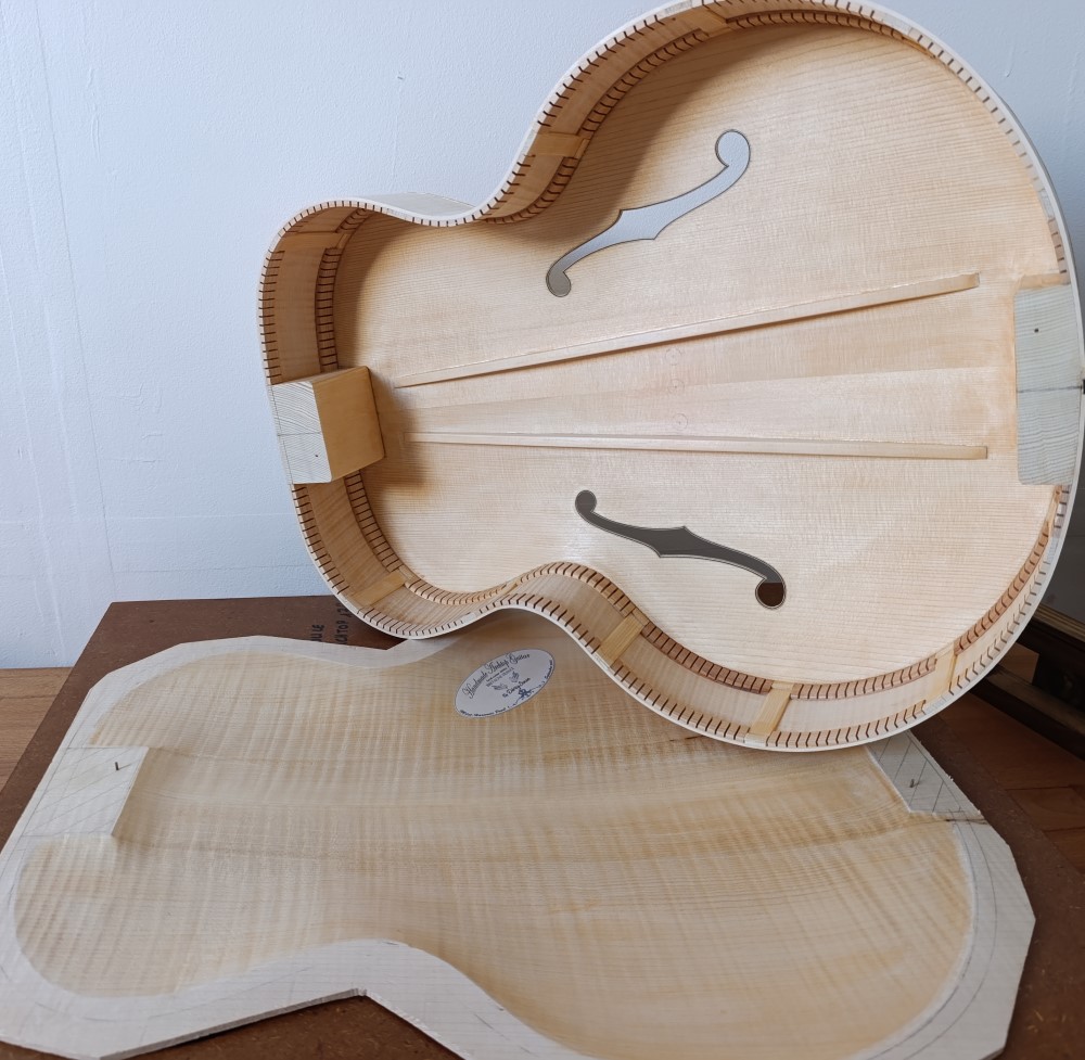 Fabrication_en_cours_Guitare_Archtop_ Guitare_jazz_17_pouces_D.Simon_Luthier_Archtop_guitare_scult�e_mains_vernis_gomme_laque Fabrication_en_cours_Guitare_Archtop_17_pouces_D.Simon_Luthier_Archtop_guitare_scult�e_mains_vernis_gomme_laque