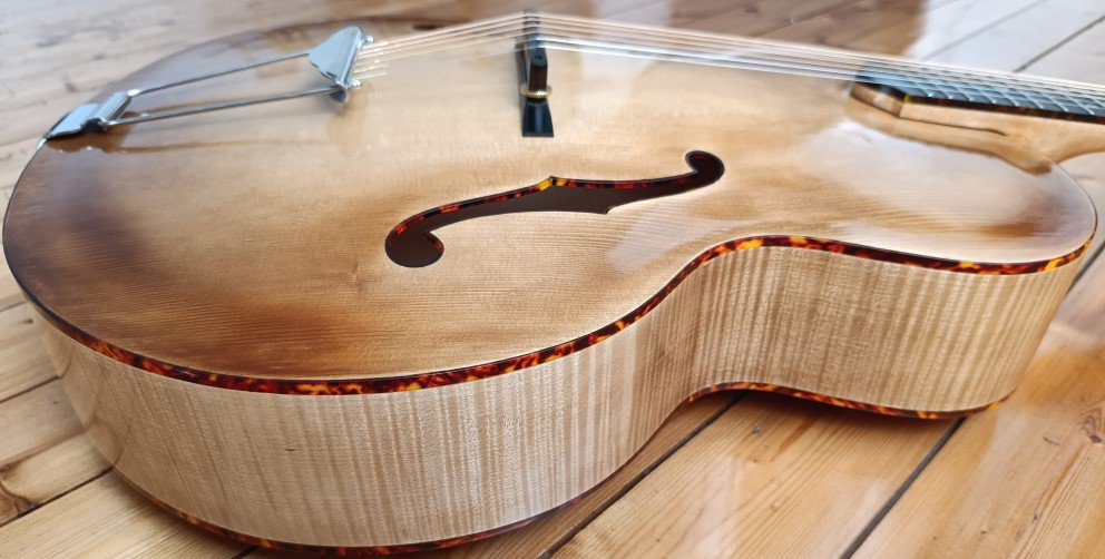 Louisiane_Guitare_Archtop_17_pouces_D.Simon_Luthier_Archtop_guitare_sculte_mains_vernis_gomme_laque