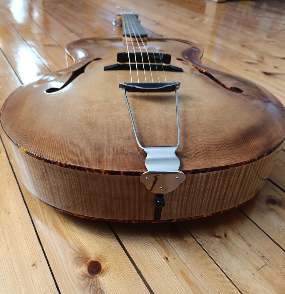 Louisiane_Guitare_Archtop_17_pouces_D.Simon_Luthier_Archtop_guitare_sculte_mains_vernis_gomme_laque