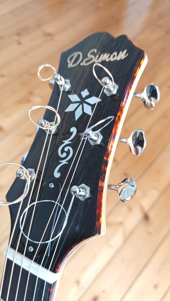 Louisiane_Guitare_Archtop_17_pouces_D.Simon_Luthier_Archtop_guitare_sculte_mains_vernis_gomme_laque