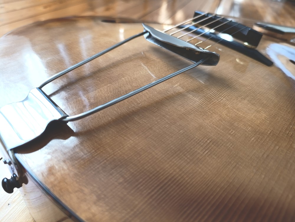 Louisiane_Guitare_Archtop_17_pouces_D.Simon_Luthier_Archtop_guitare_sculte_mains_vernis_gomme_laque