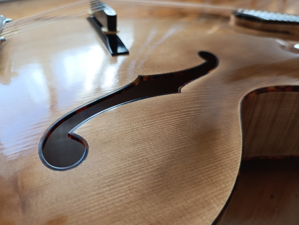 Louisiane_Guitare_Archtop_17_pouces_D.Simon_Luthier_Archtop_guitare_sculte_mains_vernis_gomme_laque