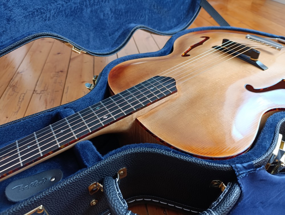 Louisiane_Guitare_Archtop_17_pouces_D.Simon_Luthier_Archtop_guitare_sculte_mains_vernis_gomme_laque