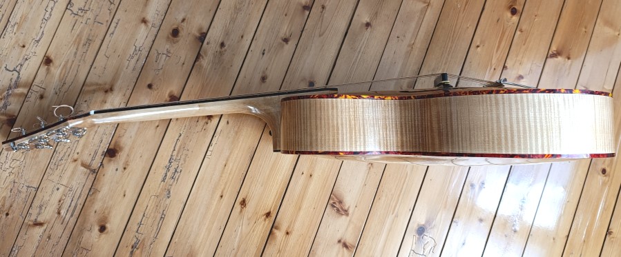 Louisiane_Guitare_Archtop_17_pouces_D.Simon_Luthier_Archtop_guitare_sculte_mains_vernis_gomme_laque
