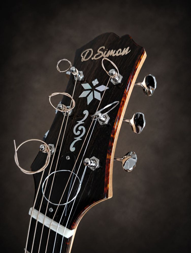 Louisiane_Guitare_jazz_Archtop_17_pouces_D.Simon_Luthier_Archtop_guitare_scultée_mains_vernis_gomme_laque Louisiane_Guitare_jazz_Archtop_17_pouces_D.Simon_Luthier_Archtop_guitare_scultée_mains_vernis_gomme_laque