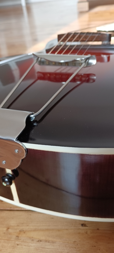 picking_Blues_Guitare_Archtop_17_pouces_D.Simon_Luthier_Archtop_guitare_sculte_mains_vernis_gomme_laque_vintage_sunburst