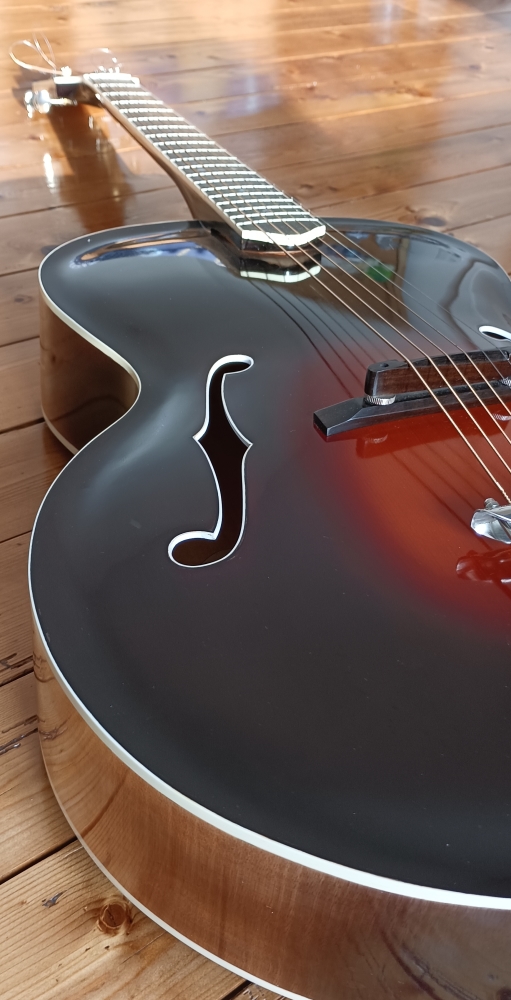 picking_Blues_Guitare_Archtop_17_pouces_D.Simon_Luthier_Archtop_guitare_sculte_mains_vernis_gomme_laque_vintage_sunburst