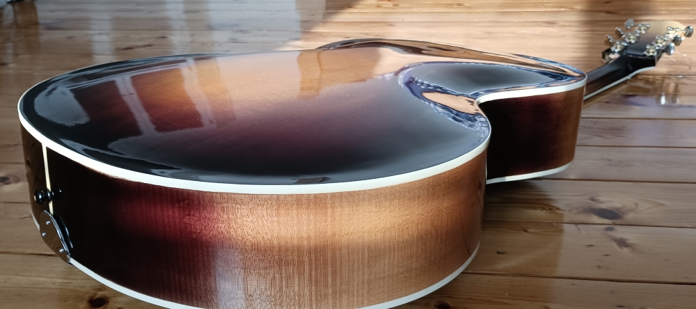 picking_Blues_Guitare_Archtop_17_pouces_D.Simon_Luthier_Archtop_guitare_sculte_mains_vernis_gomme_laque_vintage_sunburst