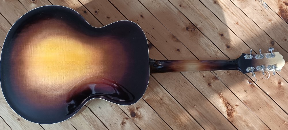 picking_Blues_Guitare_Archtop_17_pouces_D.Simon_Luthier_Archtop_guitare_sculte_mains_vernis_gomme_laque_vintage_sunburst