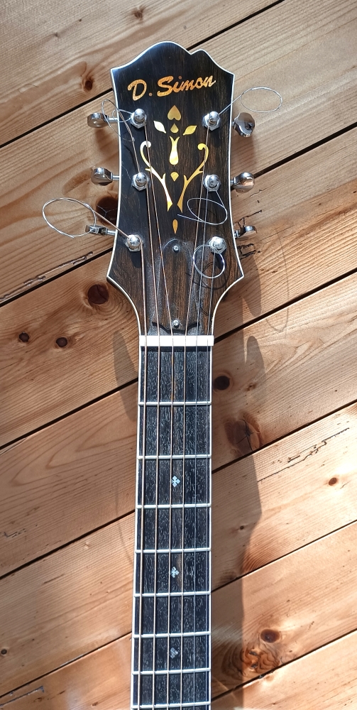picking_Blues_Guitare_Archtop_17_pouces_D.Simon_Luthier_Archtop_guitare_sculte_mains_vernis_gomme_laque_vintage_sunburst