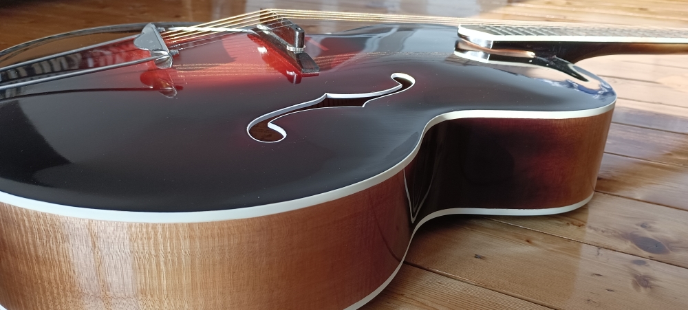 photos_deco_site_D_Simon_Guitares_Archtop_Vintage_Sunburst_Artisan_Luthier_Crach_Bretagne_Morbihan_France_picking_Blues_Guitare_Archtop_17_pouces_D.Simon_Luthier_Archtop_guitare_sculte_mains_vernis_gomme_laque_vintage_sunburst